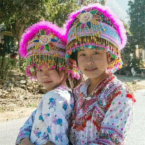 2 Hmong girls, trans-Vietnam trip 2014
